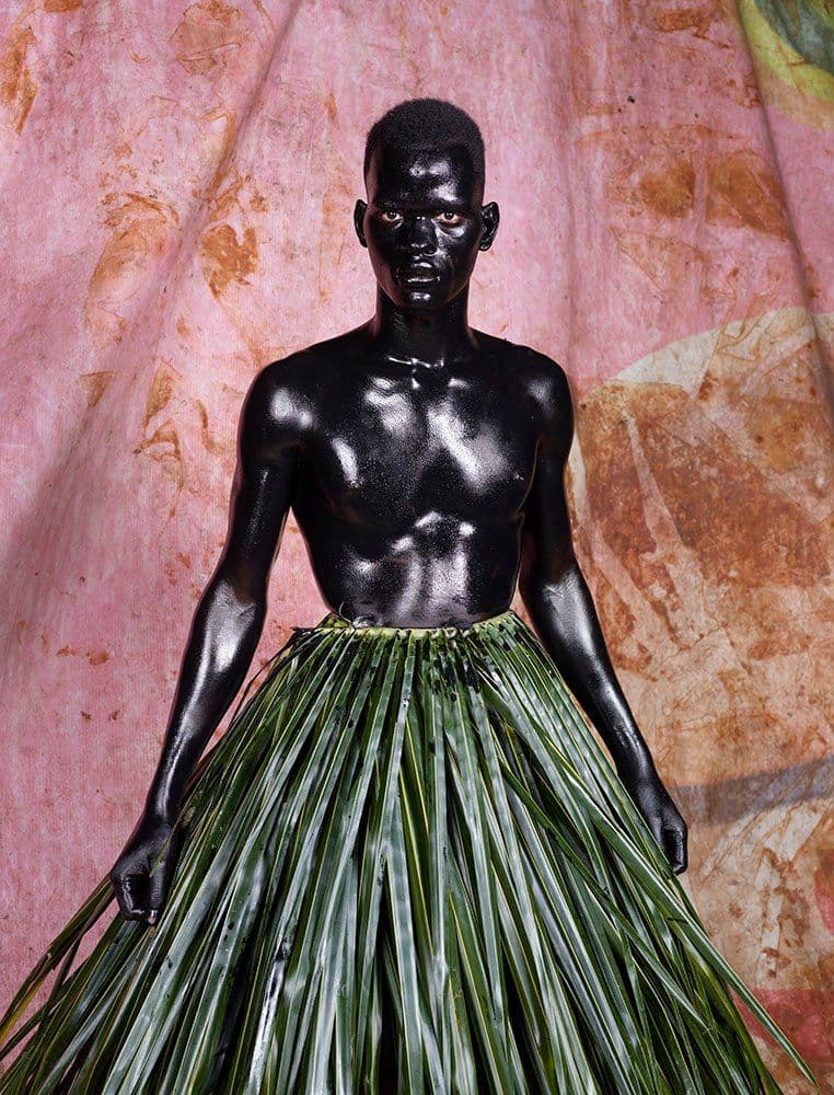 Afiche de Sueño blanco: una figura con el cuerpo pintado de negro y falda de hojas
