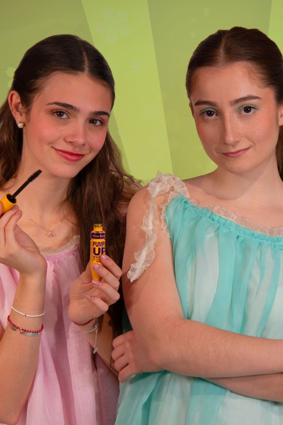 Dos actrices de La casa es verde en camisones de colores pastel